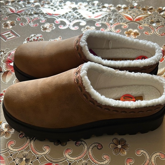 Skechers Tan Slip-On Clogs with Faux Fur - Picture 4 of 6